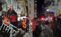 Elazığ ve Malatya'da 5 kişi enkazda sağ çıkarıldı