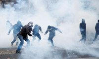 Fransa'da göz yaşartıcı gaz bombası yasaklandı