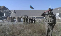 Tarihi Hudaferin Köprüsü'nde Azerbaycan bayrağı