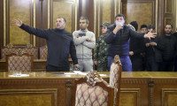 Ermeniler Paşinyan'ın ofisini bastı