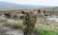Aliyev, işgalden kurtarılan tarihi Hudaferin Köprüsünü ziyaret etti