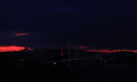 İstanbul'da gün doğumuyla birlikte gökyüzü kızıla boyandı