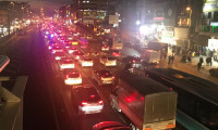 İstanbul'da sokak yasağı öncesi trafik yoğunluğu