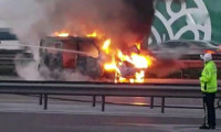 Maltepe D-100'de otomobil alev alev yandı 