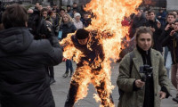 Kiev’de dehşet! Cumhurbaşkanlığı önünde kendini yaktı