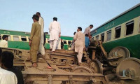 Pakistan’da tren ve otobüs çarpıştı: 18 ölü, 55 yaralı
