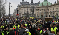 Fransa'da korona virüse rağmen sarı yelekliler sokakta