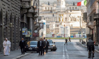 Papa, karantinadaki Roma caddelerinde