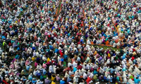 Bangladeş'te on binlerin korona duası infial yarattı