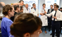 Sağlık çalışanları Macron'a hastanede hesap sordu