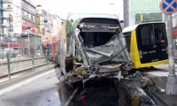 İstanbul'da raydan çıkan tramvay otobüse çarptı