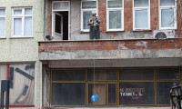 Borçka'da halk, balkon ve pencerelerde 