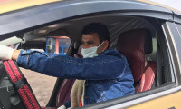 Taksi şoföründen koronavirüse karşı naylonlu önlem
