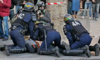 Paris'te polisle göstericiler arasında arbede