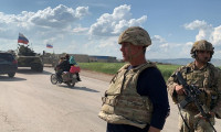 Suriye'de Rus askerleri ABD'li askerlerin önünü kesti