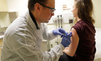 Korona aşısı insanlarda denenmeye başladı