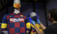 Barcelona, logolu sağlık maskesi satışına başladı