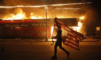 ABD'de göstericiler polis merkezini ateşe verdi