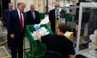 Trump'tan maske fabrikasına maskesiz ziyaret