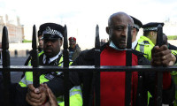 Macron'a Londra'da Kamerun şoku! Arka kapıdan kaçtı