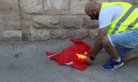 Küstahlar Türk bayrağını yaktılar