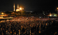 Azerbaycan'da halk seferberlik talebiyle Milli Meclisin önünde toplandı 