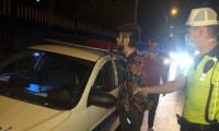 Yakıtı biten 'sahte gazeteci' yolu trafiğe kapattı