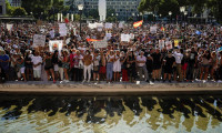 İspanya'da bir grup korona önlemlerini protesto etti