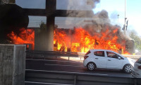 Zeytinburnu'nda metrobüs alev alev yandı