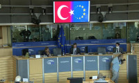 AP'de Türk bayrağının AB bayrağı ile iç içe gösterilmesine tepki 