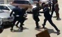 Gine lideri, Çalışma Bakanı’nı sokak ortasında dövdü