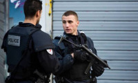 Paris'te Charlie Hebdo ofisi yakınında bıçaklı saldırı