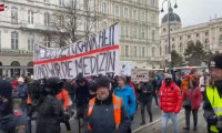 Avusturya'da binlerce kişi korona önlemlerini protesto etti
