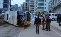 Belediye işçilerini taşıyan servis devrildi: 2 ölü, 22 yaralı