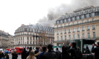 Paris'te tarihi binada yangın
