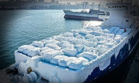 Deniz suyu gemiye sıçradı... Hepsi buz tuttu!