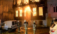  Beyoğlu'nda alev alev yanan binada 2 kişinin pencereden atlayarak kurtulması kamerada 
