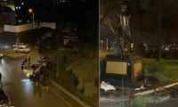 Kadıköy'deki Alex De Souza heykeline otomobil çarptı