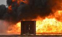Suudi Arabistan'da roket isabet eden petrol tesisi yanıyor