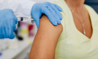 Aşının yan etkileri kadınlarda 4 kat fazla