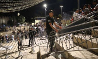 Filistinli gençler İsrail polisi geri adım attırdı