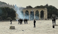  İsrail polisi, Mescid-i Aksa’da nöbet tutan Filistinlilere saldırdı