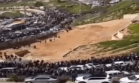 Binlerce Filistinli Mescid-i Aksa’ya yürüyor