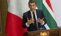 Macron'a Güney Afrika'da 'Ruanda' sorusu