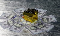 Altın, dolar baskısı ile geriliyor