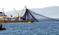 Balıkçılar ağlarını denize atmaya hazır