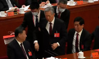 Çin'in eski başkanı salondan çıkarıldı