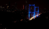 İstanbul'da iki köprü Dünya Çocuk Hakları Günü için ışıklandırıldı