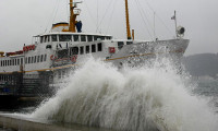 İstanbul ve İzmir’de vapur seferlerine fırtına engeli