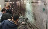 İstanbul'da iki metroda arıza: Yolcular raylarda yürüdü